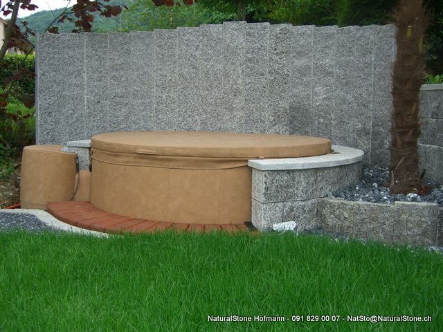Sichtschutzmauer hinter einem Pool