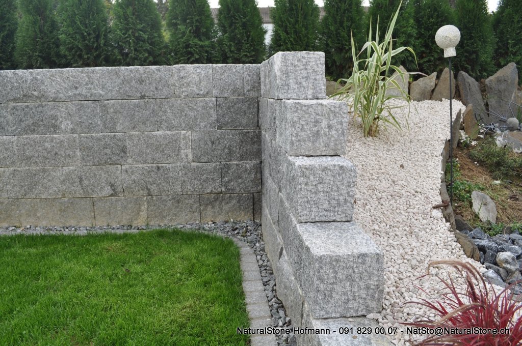 Tessiner Mauersteine aus Tessinergneis hell. Sichtbare Kanten grob handgespitzt.