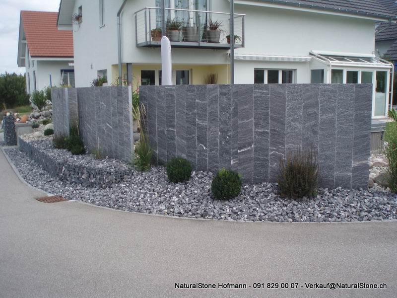 Sichtschutzmauer aus Granitstelen