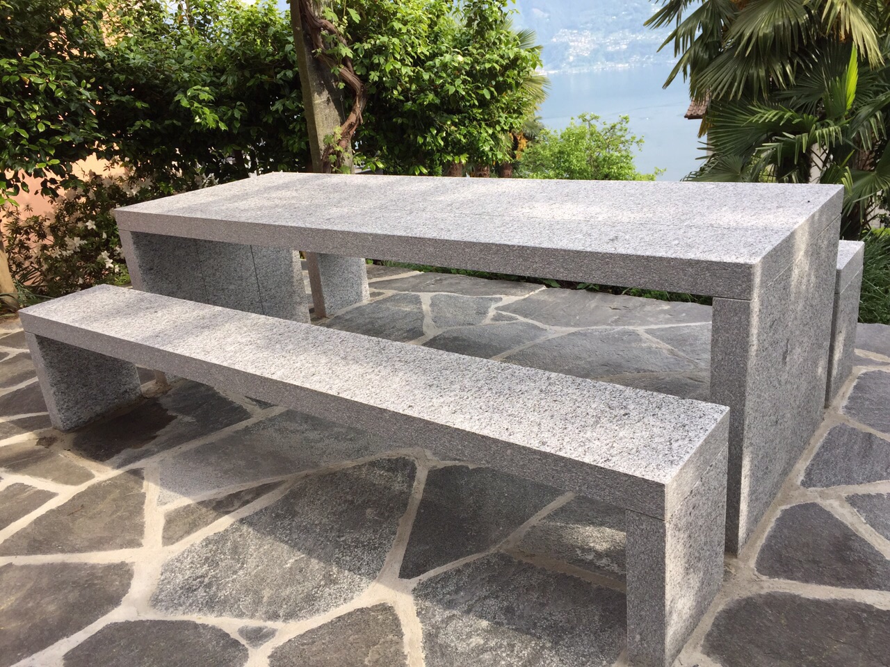 Garrtentisch aus Tessiner Granit mit Maggia Gneis Mosaik boden
